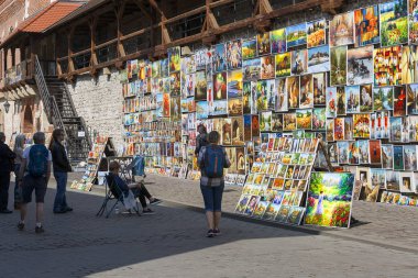 Krakow, Polonya - 13 Nisan 2018: Sanat Galerisi Florian kapı yanındaki eski savunma duvarlarında