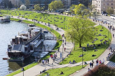 Krakow, Polonya - 14 Nisan 2018: Boulevards Wisla, sakinleri ve turistler, bir sürü insan için rekreasyon alanı nehrinde