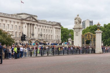 London, Büyük Britanya - 25 Haziran 2017: Londra gardiyanlar Buckingham Sarayı, Kraliçe'nin bekçi önünde tören değiştirmek için bekleyen insanlar. Londra'nın büyük konumlar biridir.