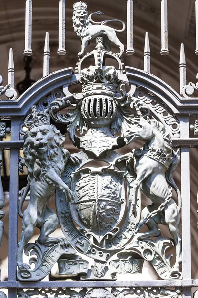 Kraliyet arması İngiltere üzerinde metal gate, Londra, İngiltere. İngiliz hükümdar, şu anda Queen Elizabeth II resmi arması olduğunu
