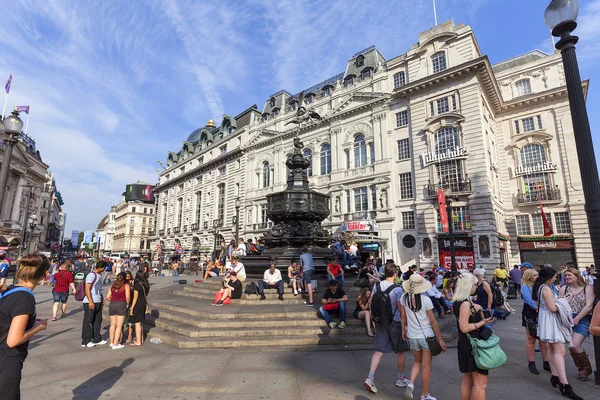 London United Kingdom June 2017 Tourists Sitting Steps Shaftesbury Memorial — Stock Photo, Image