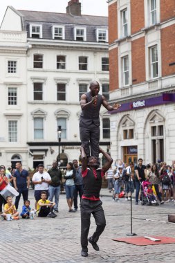 London, Büyük Britanya - 22 Haziran 2017: Covent Garden Market, popüler alışveriş ve turistik yer, sokakta siyah sirk performans gösterisi