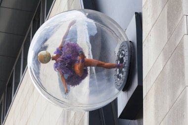 Bale dansçı şeffaf Küre'ye cephe Royal Opera House, Covent Garden, Londra, Birleşik Krallık