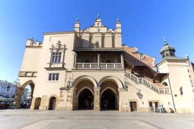 Krakow; Polonya - 28 Mayıs; 2018: cloth Hall Main Market Square güneşli günde üzerinde. Rönesans Krakow Cloth Hall tarihleri kentin en tanınmış yer biridir.