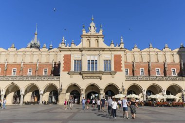 Krakow; Polonya - 28 Mayıs; 2018: cloth Hall Main Market Square güneşli günde üzerinde. Rönesans Krakow Cloth Hall tarihleri kentin en tanınmış yer biridir.