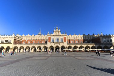 Krakow; Polonya - 28 Mayıs; 2018: cloth Hall Main Market Square güneşli günde üzerinde. Rönesans Krakow Cloth Hall tarihleri kentin en tanınmış yer biridir.