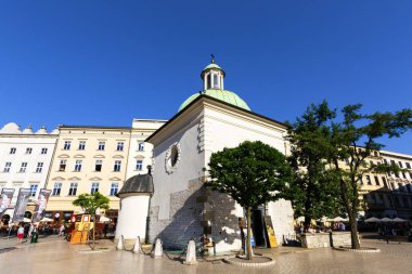 Krakow; Polonya - 28 Mayıs; 2018: 11.asır barok Kilisesi, St. Wojciech ana pazar meydanında