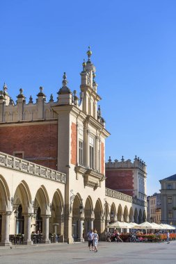Krakow; Polonya - 28 Mayıs; 2018: cloth Hall Main Market Square güneşli günde üzerinde. Rönesans Krakow Cloth Hall tarihleri kentin en tanınmış yer biridir.