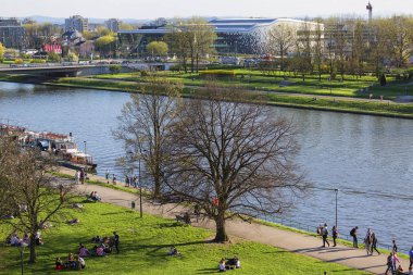 Krakow, Polonya - 14 Nisan 2018: Boulevards Wisla, sakinleri ve turistler, bir sürü insan için rekreasyon alanı nehrinde