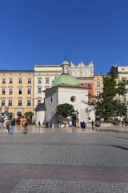 Krakow; Polonya - 28 Mayıs; 2018: 11.asır barok Kilisesi, St. Wojciech ana pazar meydanında