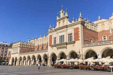 Krakow; Polonya - 28 Mayıs; 2018: cloth Hall Main Market Square güneşli günde üzerinde. Rönesans Krakow Cloth Hall tarihleri kentin en tanınmış yer biridir.