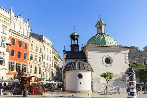 クラクフ ポーランド 2018 世紀のメイン マーケット広場聖ヴォイチェフのバロック様式教会 — ストック写真