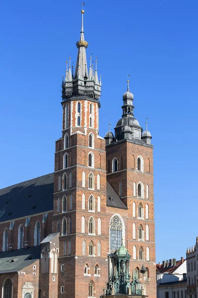 Mary Bazyliki Mariacki Gotyckim Stylu Kościoła Głównym Rynku Kraków Polska — Zdjęcie stockowe