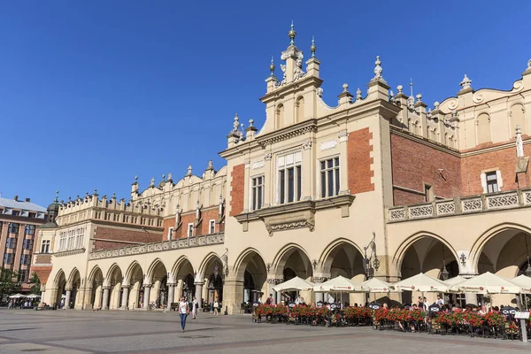 克拉科夫波兰 5月28日 2018 在阳光明媚的日子 主集市广场上的布馆 克拉科夫布馆日期文艺复兴是城市最可辨认的地方之一 — 图库照片