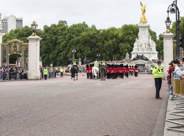 London, Büyük Britanya - 25 Haziran 2017: Londra Muhafız Buckingham Sarayı, Kraliçe'nin bekçi önünde tören değiştirme. Londra'nın büyük konumlar biridir.