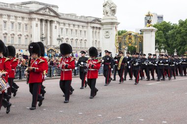 London, Büyük Britanya - 25 Haziran 2017: Londra Muhafız Buckingham Sarayı, Kraliçe'nin bekçi önünde tören değiştirme. Londra'nın büyük konumlar biridir.