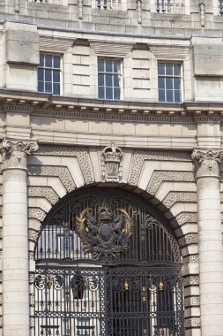 London, Büyük Britanya - 21 Haziran 2017: Admiralty Arch, anıtsal zafer takı. Buckingham Sarayı'na giden yolun tören bu