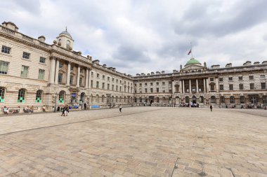London, Büyük Britanya - 22 Haziran 2017: neoklasik bina Somerset House Covent Garden bölgesinde, avlu. Muhteşem bina birçok kültürel ve sanatsal kuruluş için bir yer