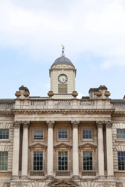 Neoklasicistní Budovy Somerset House Čtvrti Covent Garden Věžní Hodiny Londýn — Stock fotografie