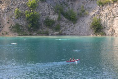 Krakow, Polonya - 10 Haziran 2018: Lagoon insanlar istirahat Zakrzowek eski bir kireç ocağı, Zümrüt su