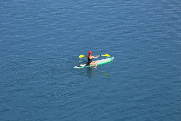 Krakow, Polonya - 10 Haziran 2018: Lagoon Zakrzowek bir eski kalker ocağı, Zümrüt su, yüzme için gemide kadın