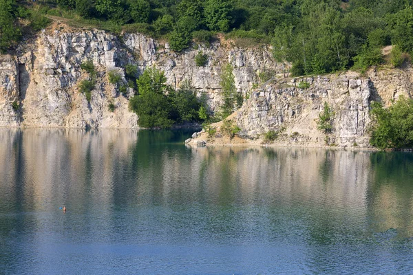 Λιμνοθάλασσα Zakrzowek Ένα Παλιό Ασβεστόλιθο Λατομείου Σμαραγδένια Νερά Κρακοβία Πολωνία — Φωτογραφία Αρχείου