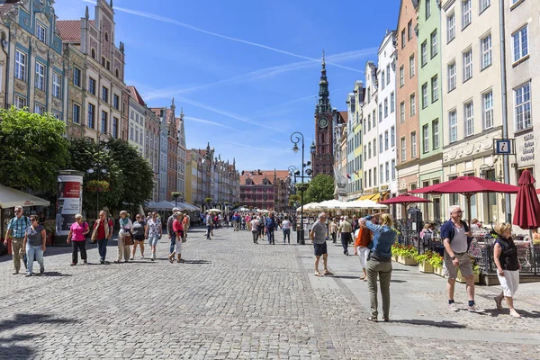 Gdansk, Polonya - 5 Haziran 2018: Görünüm uzun piyasası ve Belediye Binası. Bu cadde şehrin en önemli turistik biridir