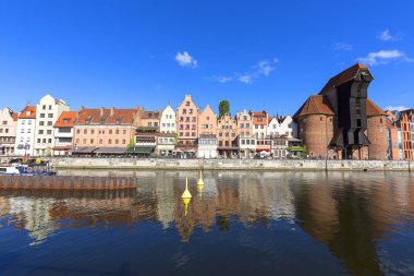 GDANSK, POLAND - Haziran 06, 2018: Ortaçağ Gdansk Turnası, Long Embankment Caddesi, suda yansıma