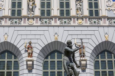 Long Market caddesinde 14. yüzyıl Artus Court, dekoratif cephe, Gdansk, Polonya