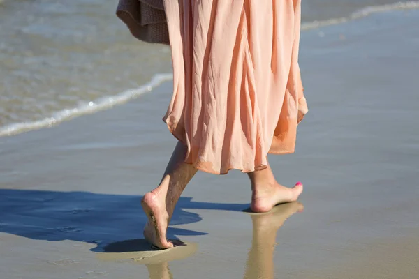 Pernas Uma Mulher Vestido Rosa Andando Areia Molhada Pelo Mar — Fotografia de Stock