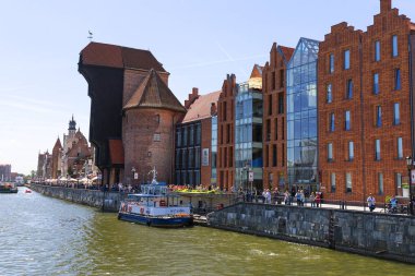 Gdansk, Polonya - 05 Haziran 2018: Ortaçağ port Gdansk vinç, uzun dolgu sokak