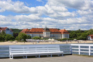 Sopot, Polonya - 6 Haziran 2018: Ahşap Sopot pier güneşli gün, Grand Hotel görünümünü