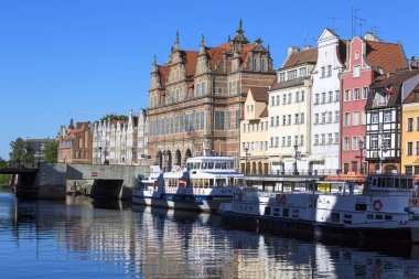 Gdansk, Polonya - 06 Haziran 2018: Görünüm Green Gate, uzun dolgu street, yansıma su