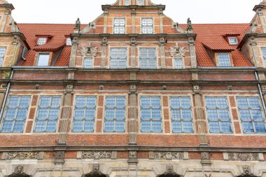 16. yüzyıl yeşil kapı. Kapı Antwerp City Hall tarafından ilham kaynağı oldu. Uzun çarşı (Dlugi Targ) ve nehir Motlawa, Gdansk, Polonya arasında yer