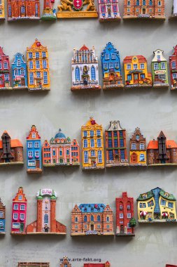 Gdansk, Polonya - 5 Haziran 2018: Mariacka street, Hediyelik eşya dükkanı, buzdolabı magnet, ana şehir