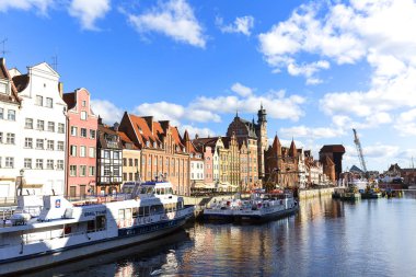 GDANSK, POLAND - Haziran 06, 2018: Ortaçağ Gdansk Turnası, Long Embankment Caddesi, suda yansıma