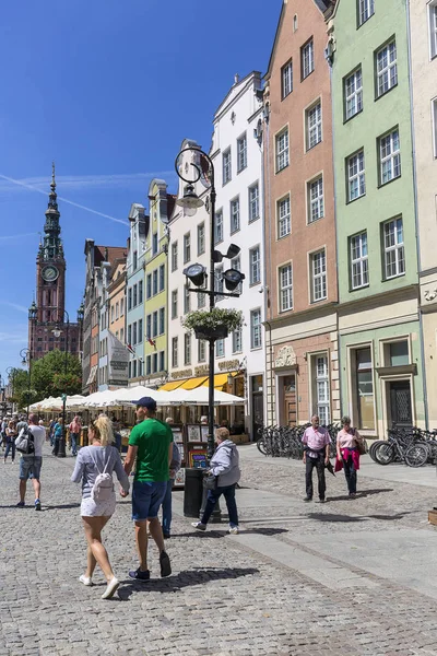 Gdansk, Polonya - 5 Haziran 2018: Görünüm uzun piyasası ve Belediye Binası. Bu cadde şehrin en önemli turistik biridir