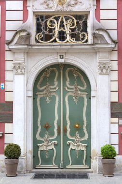 Gdansk, Polonya - 5 Haziran 2018: Uzun Market Street, tipik Ortaçağ Kiralık ev, dekoratif ön kapı, Royal Route