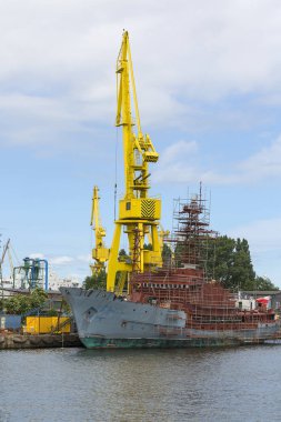 Gdansk, Polonya - 5 Haziran 2018: Vistula nehri kıyısındaki Gdansk Tersanesi, Polonya Dayanışmasının doğduğu yer, daha önce Lenin Tersanesi