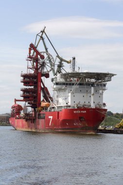 Gdansk, Polonya - 5 Haziran 2018: Vistula nehri kıyısındaki Gdansk Tersanesi, Polonya Dayanışmasının doğduğu yer, daha önce Lenin Tersanesi