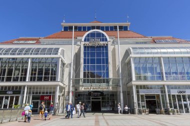 Sopot, Polonya - 5 Haziran 2018: Baltık Denizi, rıhtımın Spa evde