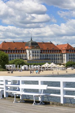 Sopot, Polonya - 6 Haziran 2018: Ahşap Sopot pier güneşli gün, Grand Hotel görünümünü