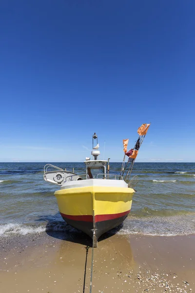 ソポトの晴れた日にバルト海の砂浜のビーチで釣りボート — ストック写真