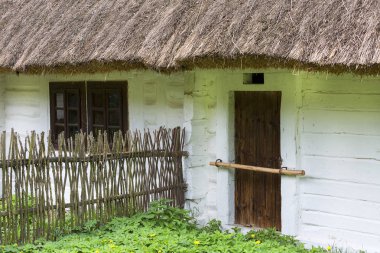 Tokarnia, Polonya - 2 Mayıs 2018: Eski geleneksel Lehçe ahşap evde Açık Hava Müzesi, Kielce Köyü (Muzeum WSI Kieleckiej), kırsal manzara