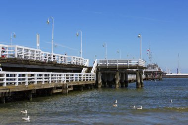Sopot, Polonya - 6 Haziran 2018: Güneşli bir günde Tahta Sopot iskelesi. Avrupa 'nın en uzun tahta rıhtımıdır ve 511,5 metre uzunluğundadır.