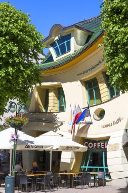 Sopot, Polonya - 6 Haziran 2018: Monte Cassino Sokak, Krzywy Domek (çarpık küçük ev). 2004 yılında inşa alışılmadık şekilli bir bina olduğunu