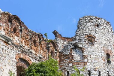 Rudno, Polonya - 21 Temmuz 2018: 15. yüzyıl ortaçağ kalesi, Tenczyn Kalesi, Polonya Jura, Krakow yakınlarında