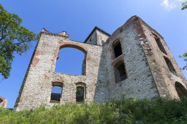 Rudno, Polonya - 21 Temmuz 2018: 15. yüzyıl ortaçağ kalesi, Tenczyn Kalesi, Polonya Jura, Krakow yakınlarında