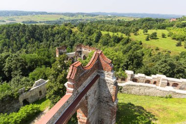 Rudno, Polonya - 21 Temmuz 2018: 15. yüzyıl ortaçağ kalesi, Tenczyn Kalesi, Polonya Jura, Krakow yakınlarında