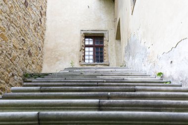 Wisnicz, Polonya - 30 Haziran 2018: 14 Ortaçağ Nowy Wisnicz Kalesi, daha az Polonya Voyvodalığı